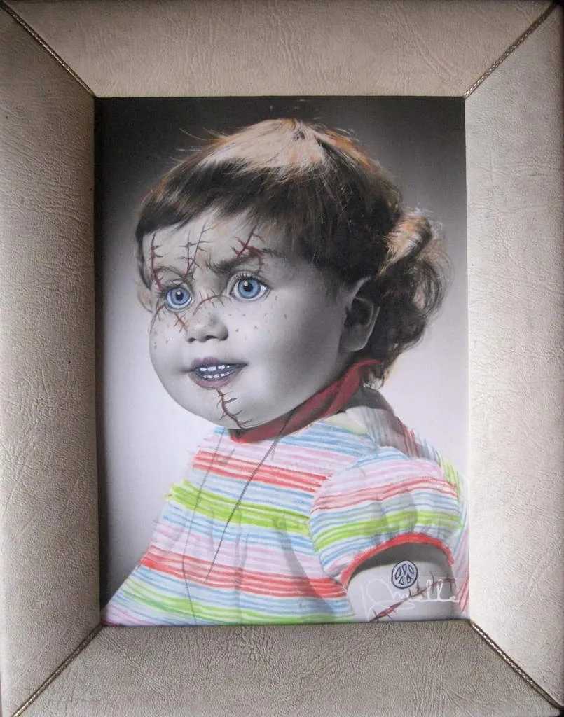 Niño con ojos azules, rostro cosido y camiseta con símbolo de paz, intervenido por Mathilde Lemonnier