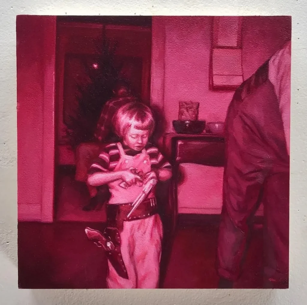 Niño con pistolas de juguete y cuchillo en escena doméstica monocroma roja