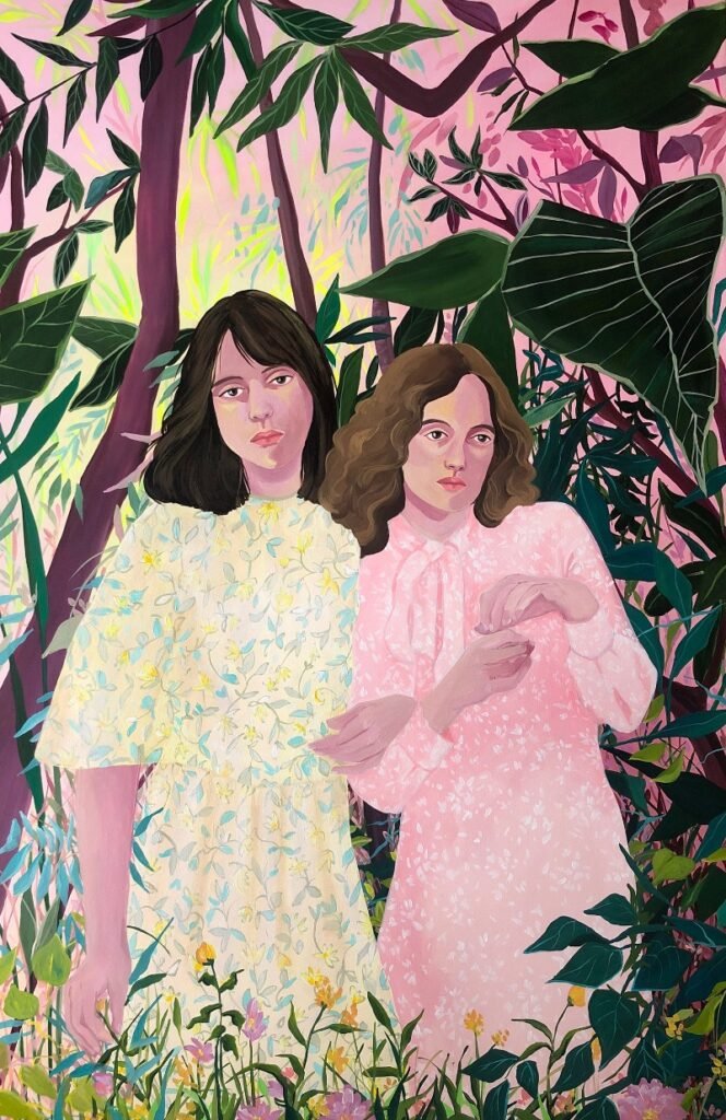 En las pinturas de Vanessa Van Meerhaeghe el trasfondo de la moda permanece latente en los tonos vibrantes, en la insistencia de los patrones y en la forma en que el cuerpo se convierte en superficie expresiva.