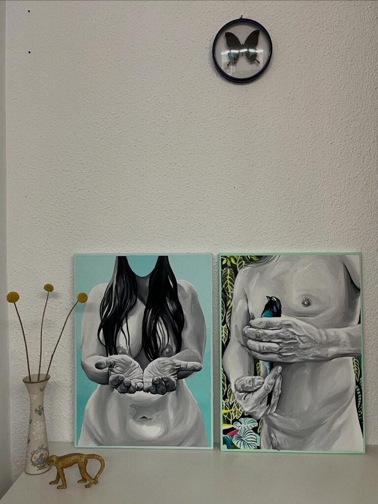 La obra artística de Pepa Slas Vilar construye una poética visual en la que conviven la ternura, la nostalgia y la inquietud, logrando que cada cuadro sea el fragmento de una historia mayor. 