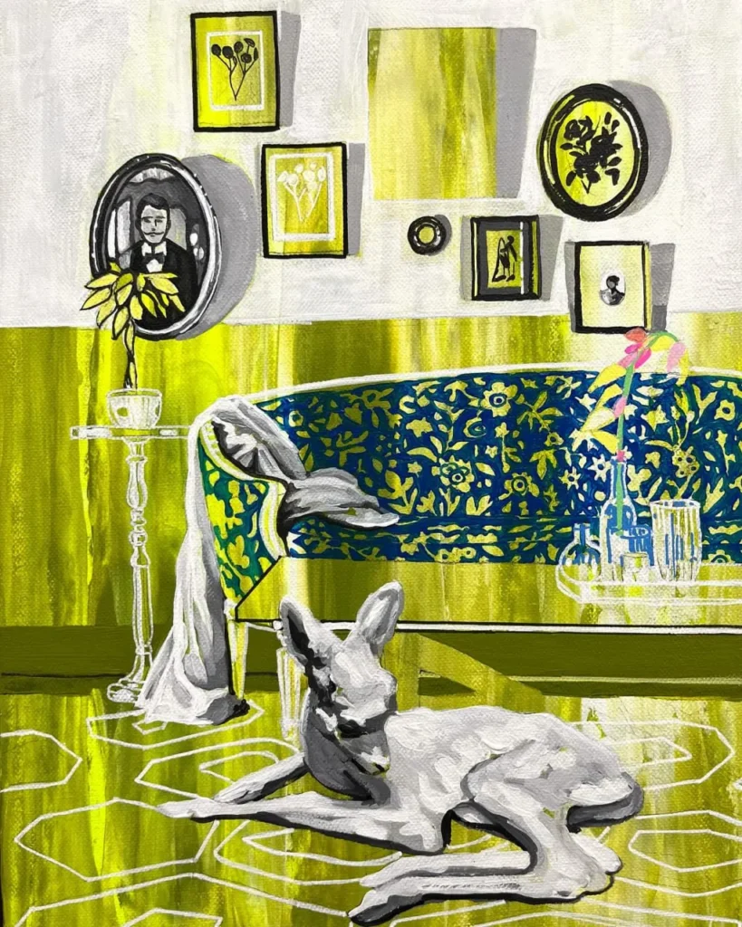 Escena doméstica surreal con perro, sofá floral y objetos decorativos