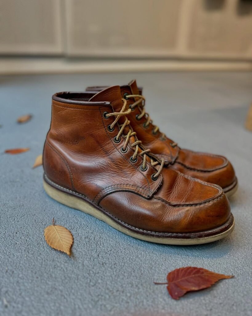 Red Wing es una marca estadounidense de botas que se ha convertido en un auténtico referente mundial por su calidad, durabilidad y estilo atemporal.