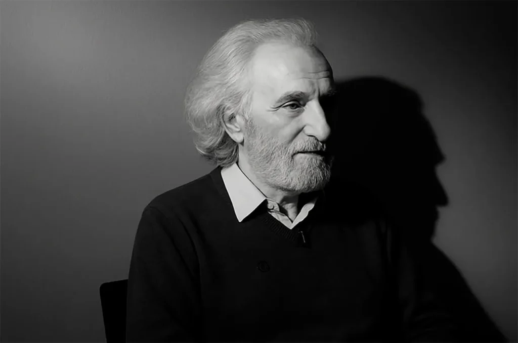 Retrato en blanco y negro de hombre mayor con barba, sentado en perfil