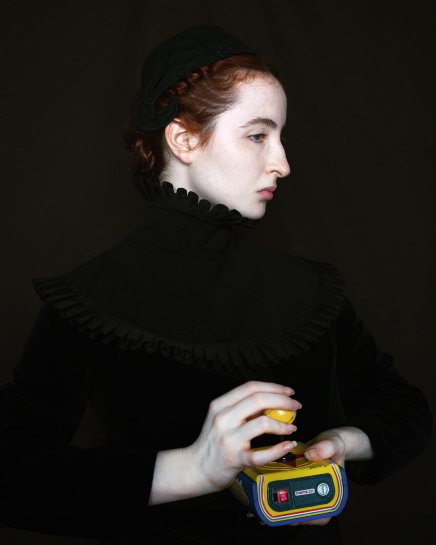 El uso del anacronismo es central en la obra de Romina Ressia, personajes, vestuarios y composiciones que remiten al pasado conviven con gestos, objetos o actitudes propias del presente.