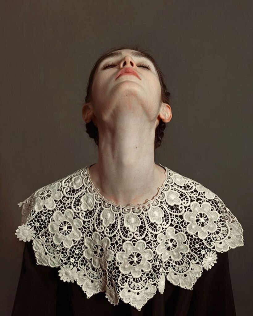 El uso del anacronismo es central en la obra de Romina Ressia: personajes, vestuarios y composiciones que remiten al pasado conviven con gestos, objetos o actitudes propias del presente.
