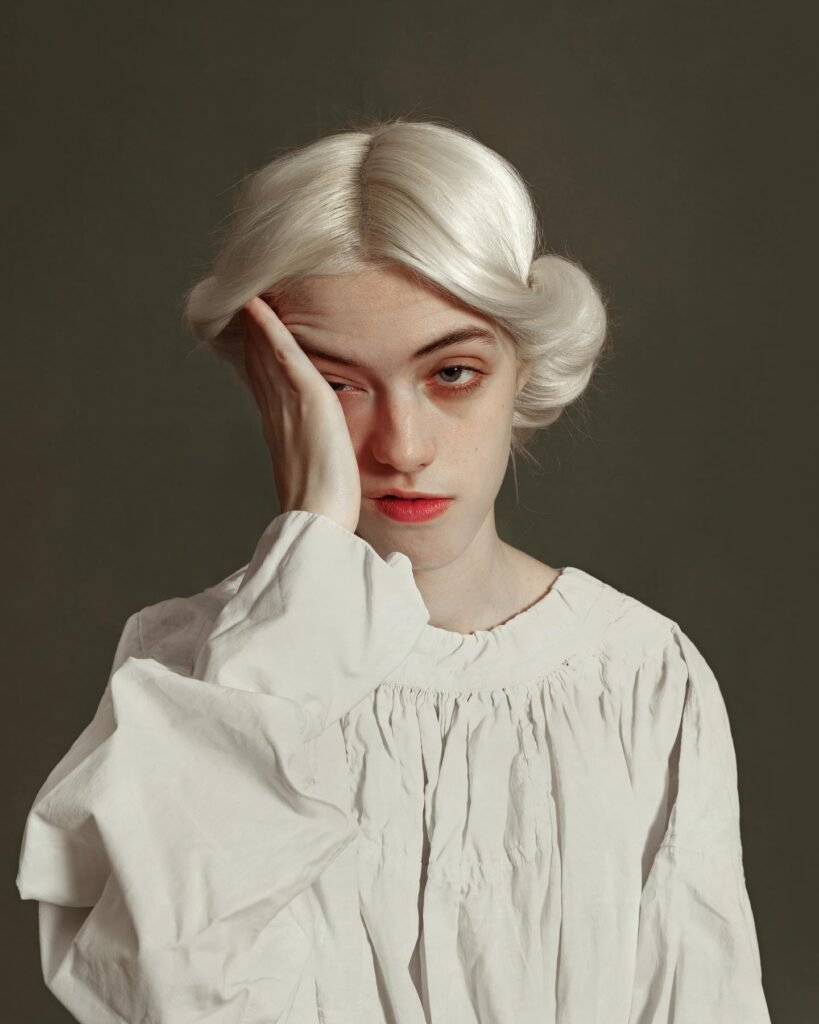 El uso del anacronismo es central en la obra de Romina Ressia: personajes, vestuarios y composiciones que remiten al pasado conviven con gestos, objetos o actitudes propias del presente.