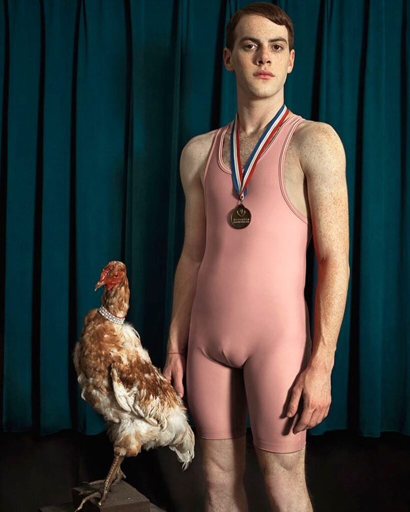 El uso del anacronismo es central en la obra de Romina Ressia: personajes, vestuarios y composiciones que remiten al pasado conviven con gestos, objetos o actitudes propias del presente.