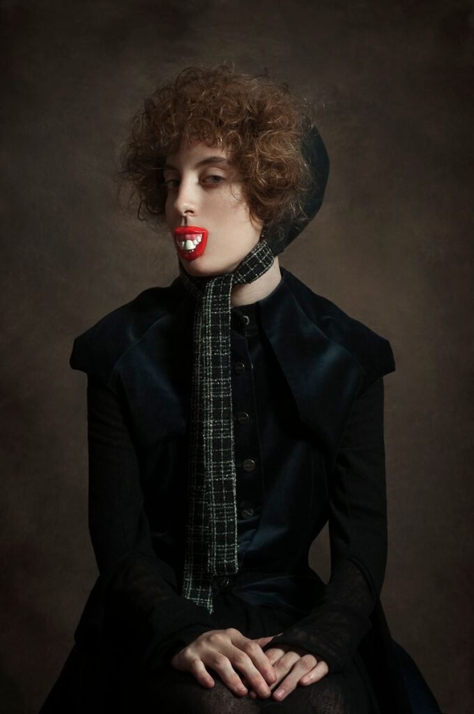 El uso del anacronismo es central en la obra de Romina Ressia: personajes, vestuarios y composiciones que remiten al pasado conviven con gestos, objetos o actitudes propias del presente.
