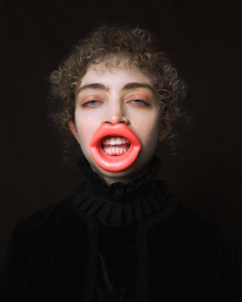 El uso del anacronismo es central en la obra: de Romina Ressio, personajes, vestuarios y composiciones que remiten al pasado conviven con gestos, objetos o actitudes propias del presente.