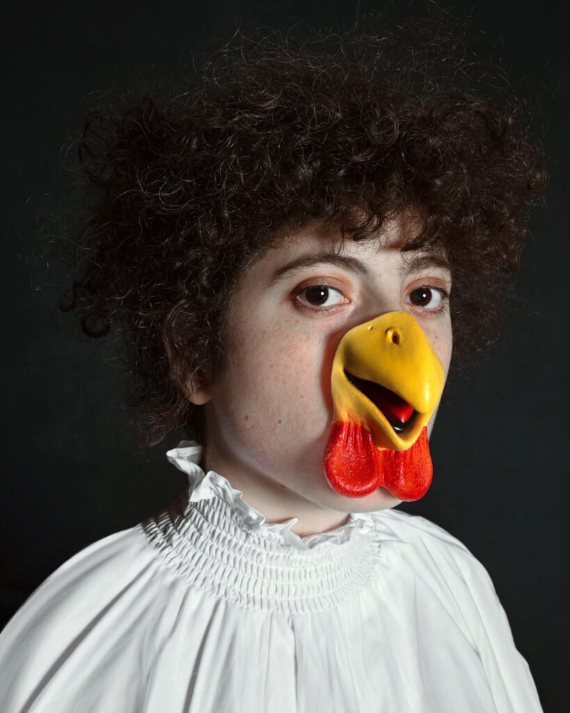 El uso del anacronismo es central en la obra de Romina Ressia, personajes, vestuarios y composiciones que remiten al pasado conviven con gestos, objetos o actitudes propias del presente.