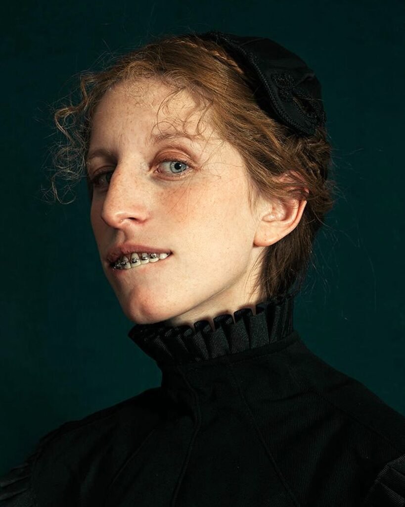 El uso del anacronismo es central en la obra de Romina Ressia, personajes, vestuarios y composiciones que remiten al pasado conviven con gestos, objetos o actitudes propias del presente.