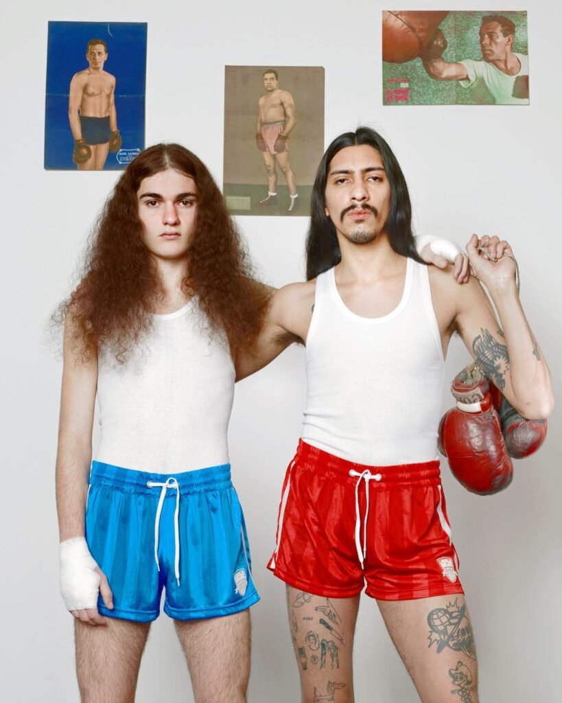 El uso del anacronismo es central en la obra de Romina Ressia: personajes, vestuarios y composiciones que remiten al pasado conviven con gestos, objetos o actitudes propias del presente.