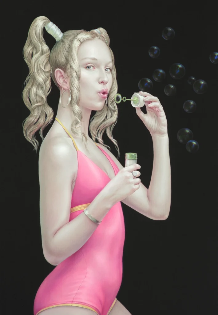 Mujer con bañador rosa soplando burbujas sobre fondo negro, estilo hiperrealista