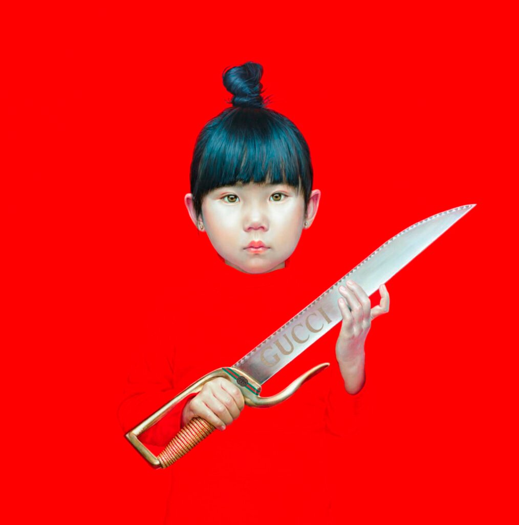 “Bella, perturbadora y profunda. Así es la pintura de este español que circula en galerías y ferias del mundo, dando un giro a la tradición del retrato con imágenes en rojo donde fusiona rigurosidad renacentista y una perfección matemática”. Así define la obra de Salustiano la periodista americana Sandra Lodos.