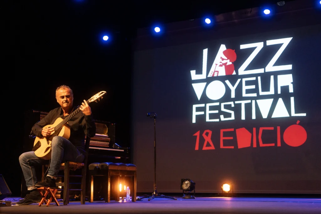 Toni Miranda tocando la guitarra en vivo durante el Jazz Voyeur Festival 18 Edición