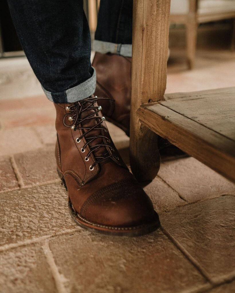 Red Wing es una marca estadounidense de botas que se ha convertido en un auténtico referente mundial por su calidad, durabilidad y estilo atemporal.