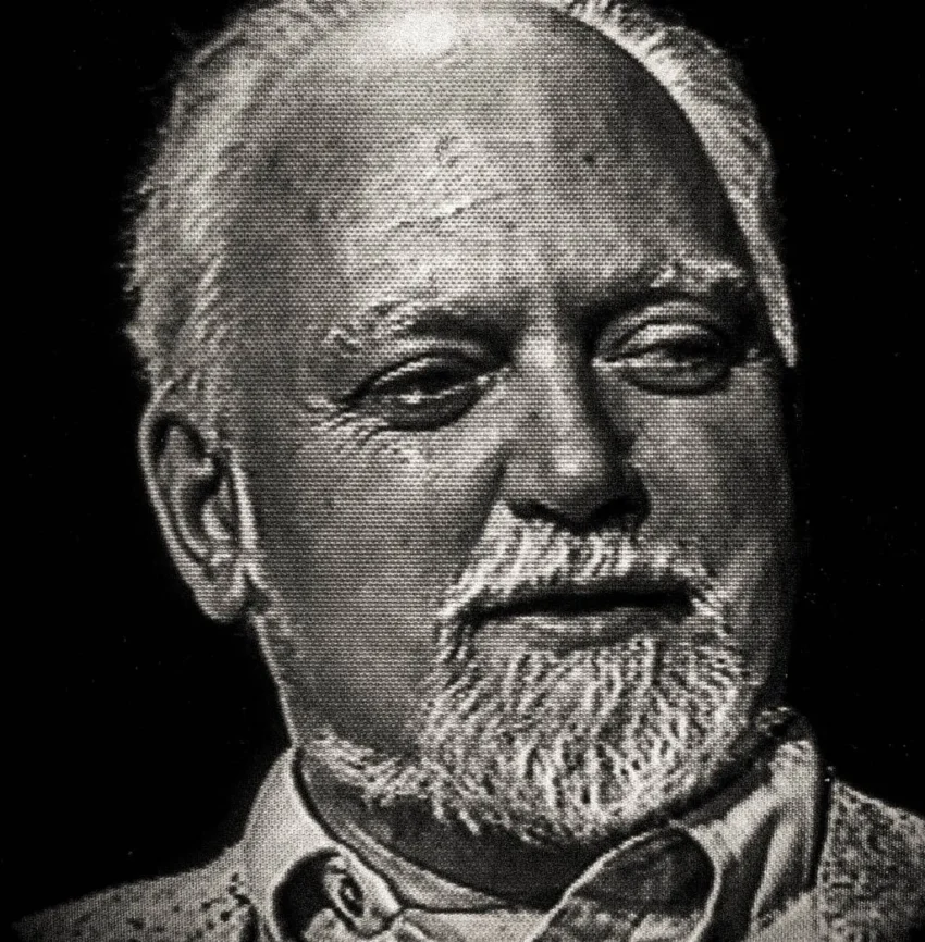 Retrato en blanco y negro de Robert Anton Wilson, con expresión contemplativa y barba blanca