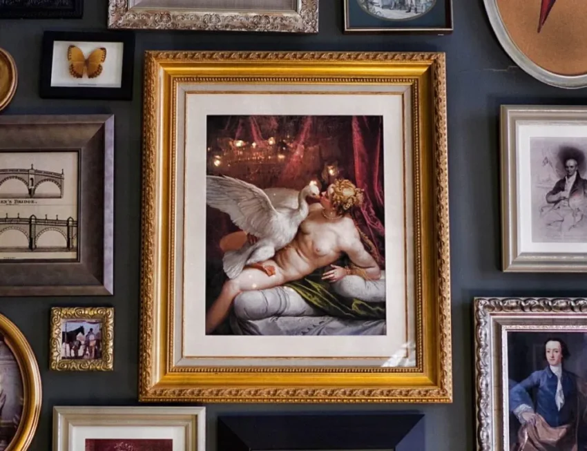 Composición mural con obras clásicas, retratos históricos y curiosidades visuales; destaca una escena mitológica de Leda y el cisne.