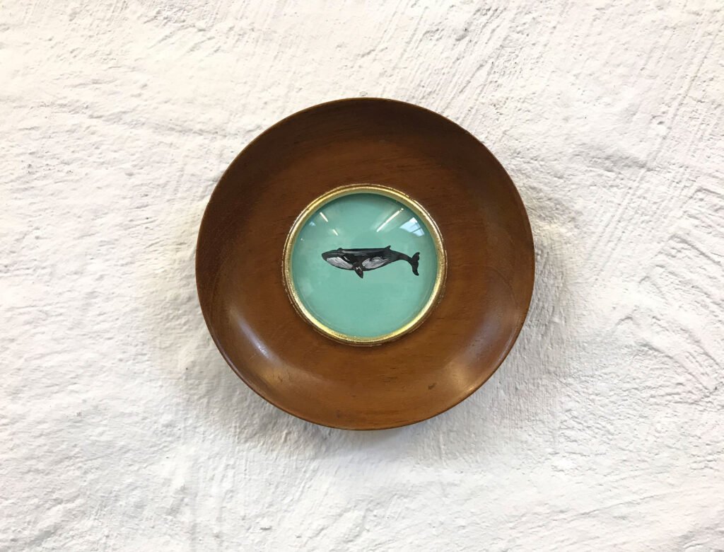 Para Pepa Salas Vilar, la ballena simboliza la esperanza; además, siente un afecto de carácter maternal hacia este mayor de todos los mamíferos, cuyas hembras cuidan de manera exquisita a sus crías. De ahí que, para ella, la ballena sea un símbolo de buena fortuna y, de algún modo (de forma similar al tipo iconográfico de la Madonna con el Niño), algo sagrado.