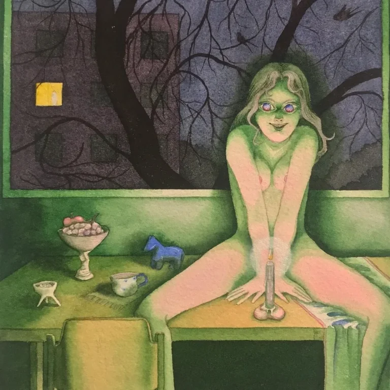 Figura verde con ojos brillantes sentada en mesa nocturna con objetos simbólicos y vela