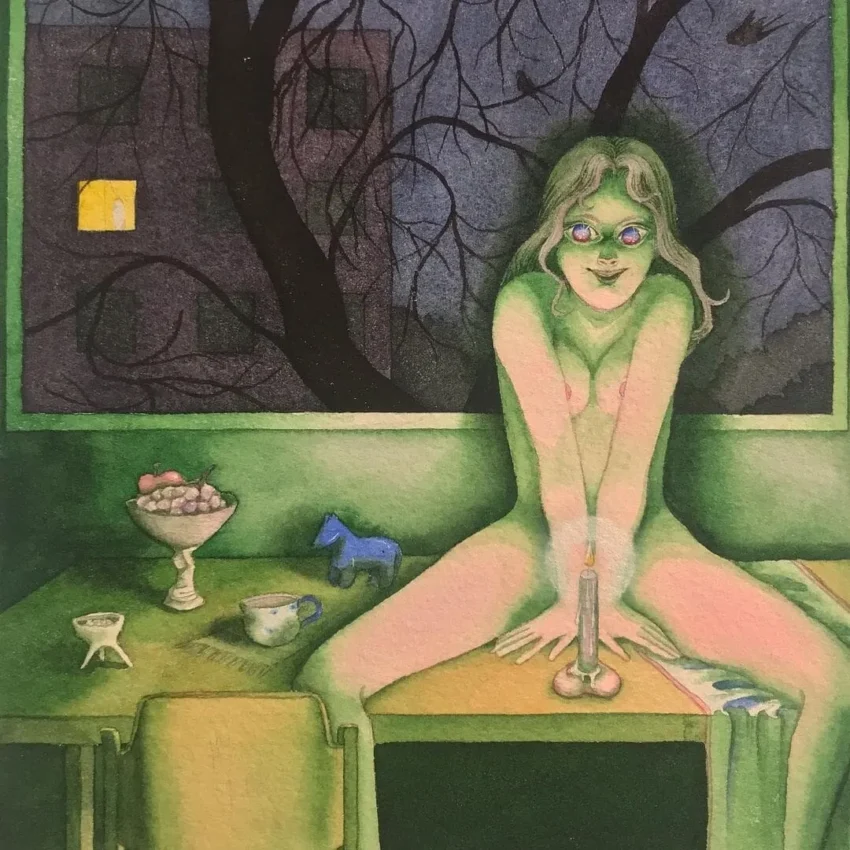 Figura verde con ojos brillantes sentada en mesa nocturna con objetos simbólicos y vela