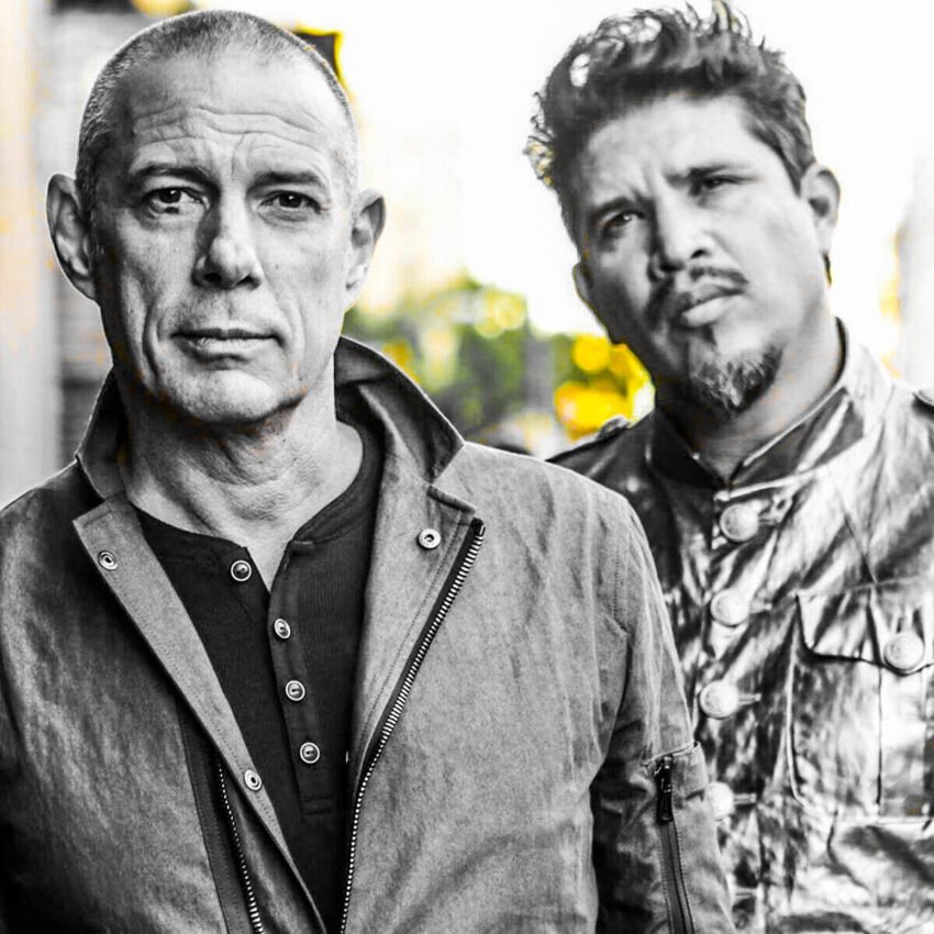 Dos figuras en contraste: retrato urbano con fondo selectivo en amarillo y verde