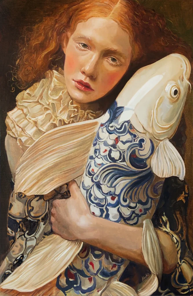 Figura con cabello rojo sosteniendo pez ornamentado azul y rojo sobre fondo oscuro