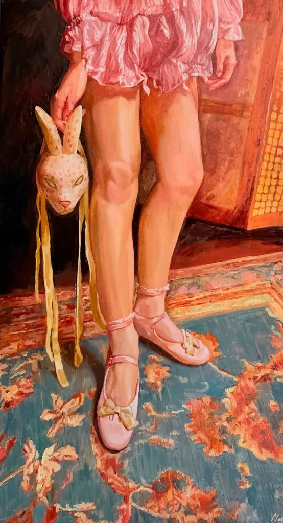 Piernas con zapatos de ballet rosa y máscara de conejo con cintas amarillas sobre alfombra colorida