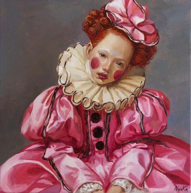 Figura con traje de payaso rosa, cuello blanco y expresión melancólica sobre fondo oscuro