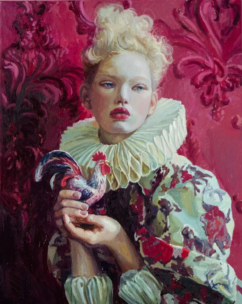 Retrato estilizado de figura con cabello rubio y gallo colorido sobre fondo ornamental rojo