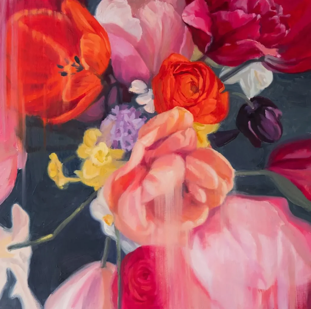 Ramo de flores vibrantes con tulipanes, rosas, narcisos y jacintos sobre fondo oscuro