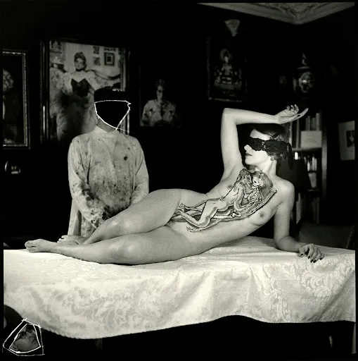 Figura femenina desnuda en movimiento frente a puertas, fotografía surrealista en blanco y negro