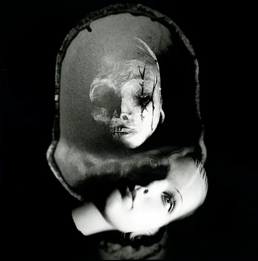 Doble rostro femenino entre belleza y descomposición, fotografía surrealista en blanco y negro