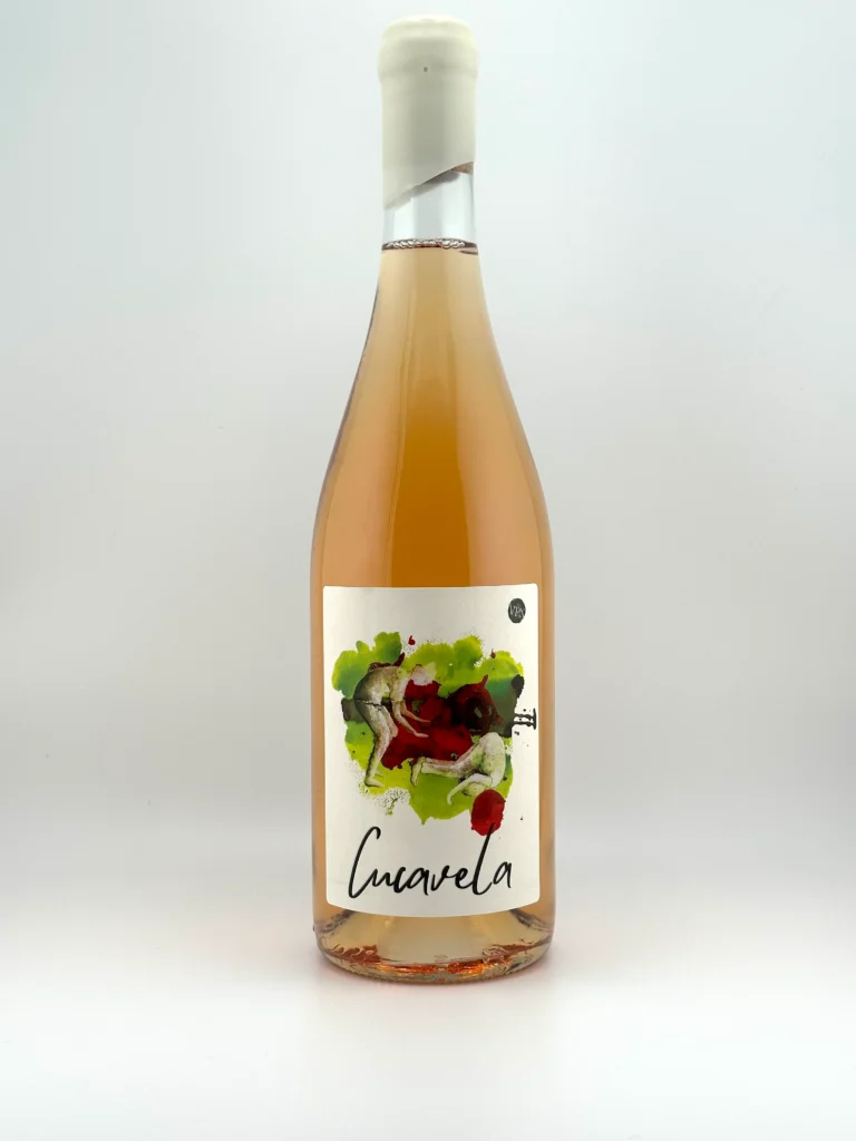 Cucavel-la es un vino rosado de las variedades Mantonegro y Callet, refrescante pero serio, pensado para disfrutar desde el primer trago y, al mismo tiempo, mostrar la personalidad de las variedades tintas mallorquinas. 