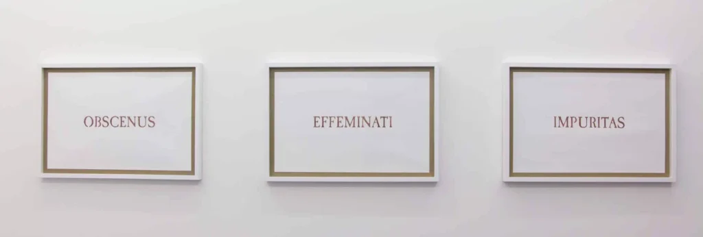 La muestra Stigmata de Carlos Motta pone de manifiesto la preocupación del artista por documentar las condiciones sociales y los conflictos políticos que afectan a las minorías sexuales, étnicas y de género, con la intención de cuestionar los discursos normativos a través de instalaciones, dibujos, videos, fotografías, esculturas, performances y proyectos colaborativos que abarcan casi tres décadas de su trayectoria artística. Asimismo, presenta su trabajo más reciente, una colaboración con el historiador Pablo Bedoya, en la que explora la historia del VIH/SIDA en Colombia.