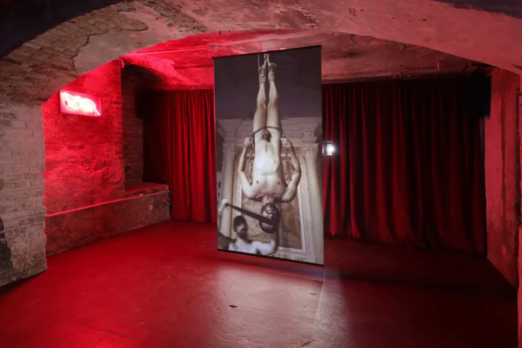 Carlos Motta pone de manifiesto la preocupación del artista por documentar las condiciones sociales y los conflictos políticos que afectan a las minorías sexuales, étnicas y de género, con la intención de cuestionar los discursos normativos a través de instalaciones, dibujos, videos, fotografías, esculturas, performances y proyectos colaborativos que abarcan casi tres décadas de su trayectoria artística. Asimismo, presenta su trabajo más reciente, una colaboración con el historiador Pablo Bedoya, en la que explora la historia del VIH/SIDA en Colombia