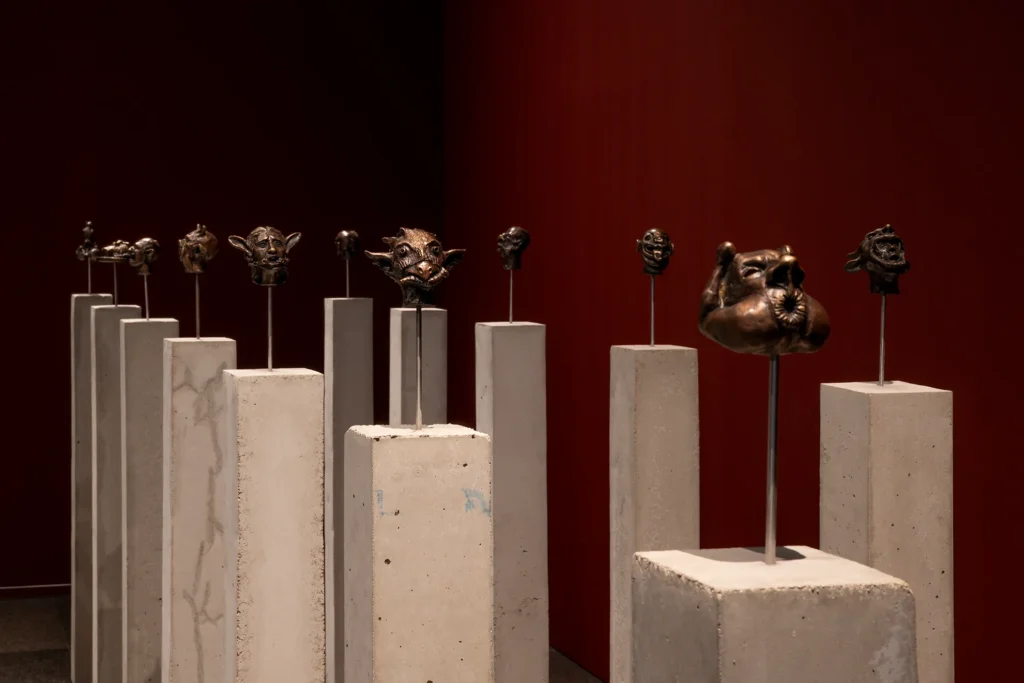 Carlos Motta pone de manifiesto la preocupación del artista por documentar las condiciones sociales y los conflictos políticos que afectan a las minorías sexuales, étnicas y de género, con la intención de cuestionar los discursos normativos a través de instalaciones, dibujos, videos, fotografías, esculturas, performances y proyectos colaborativos que abarcan casi tres décadas de su trayectoria artística. Asimismo, presenta su trabajo más reciente, una colaboración con el historiador Pablo Bedoya, en la que explora la historia del VIH/SIDA en Colombia.