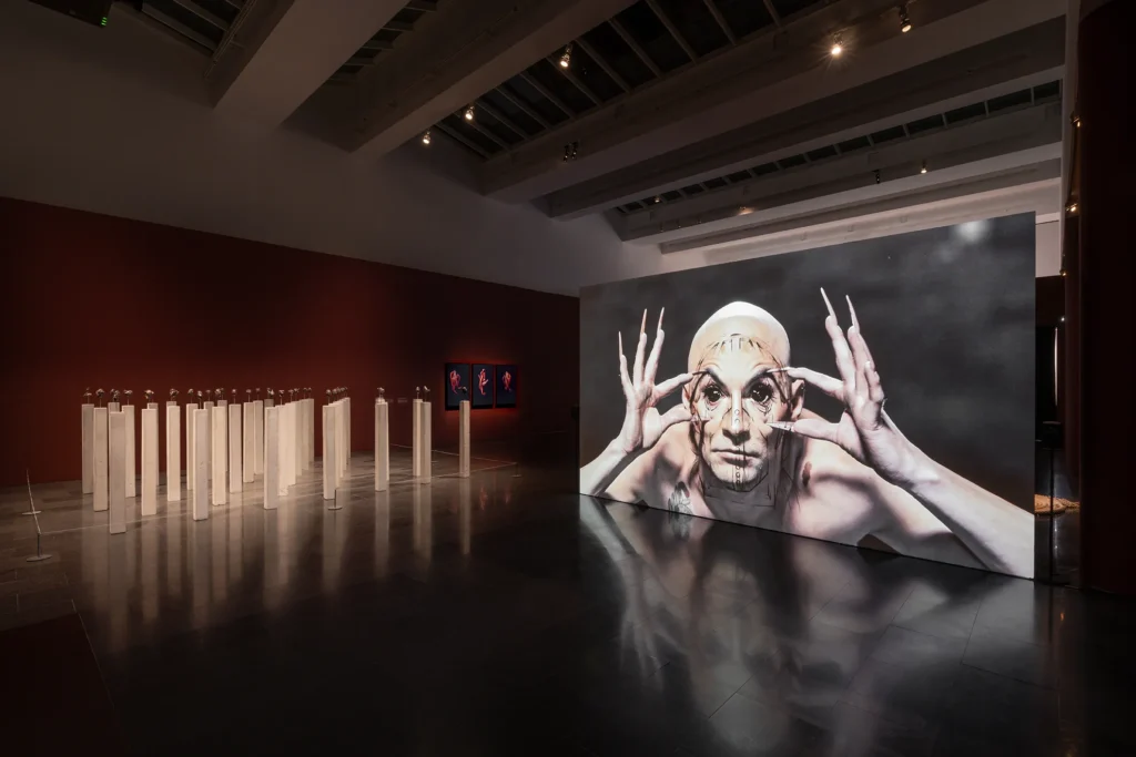 Carlos Motta pone de manifiesto la preocupación del artista por documentar las condiciones sociales y los conflictos políticos que afectan a las minorías sexuales, étnicas y de género, con la intención de cuestionar los discursos normativos a través de instalaciones, dibujos, videos, fotografías, esculturas, performances y proyectos colaborativos que abarcan casi tres décadas de su trayectoria artística. Asimismo, presenta su trabajo más reciente, una colaboración con el historiador Pablo Bedoya, en la que explora la historia del VIH/SIDA en Colombia