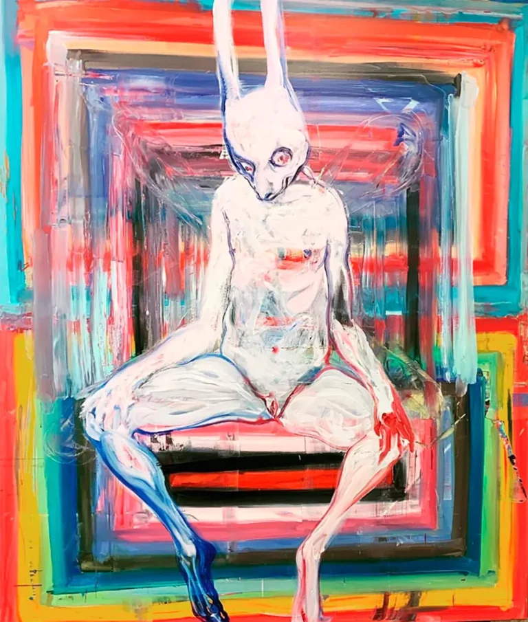 Figura humanoide con orejas de conejo sobre fondo geométrico multicolor, estilo surrealista y expresionista.