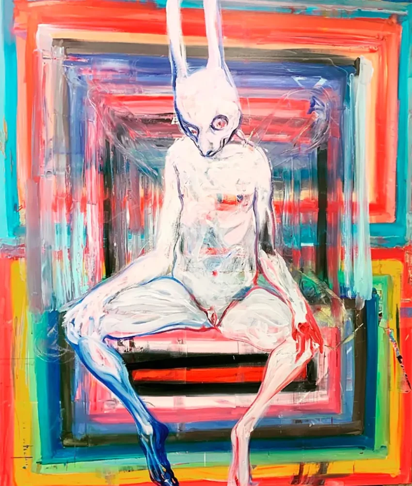 Figura humanoide con orejas de conejo sobre fondo geométrico multicolor, estilo surrealista y expresionista.