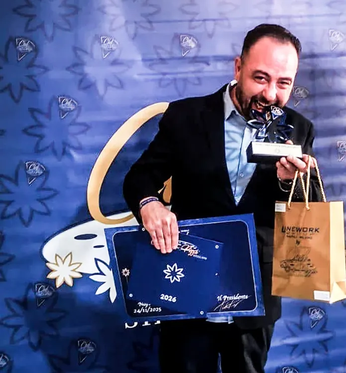 Dario Zappalá de La Búfala de Alaró recibiendo una Stelle Blu