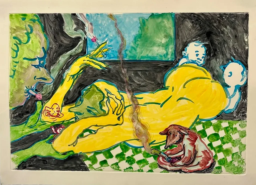 Figura amarilla reclinada con tatuajes, perro fumando pipa y bebé en fondo surrealista.