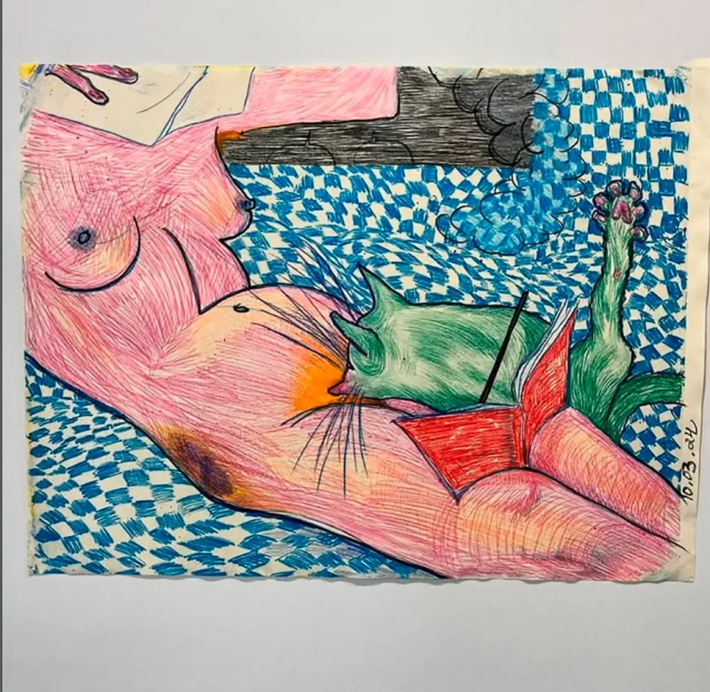 Figura desnuda reclinada con gato verde sobre torso, libro rojo en mano y fondo surrealista.