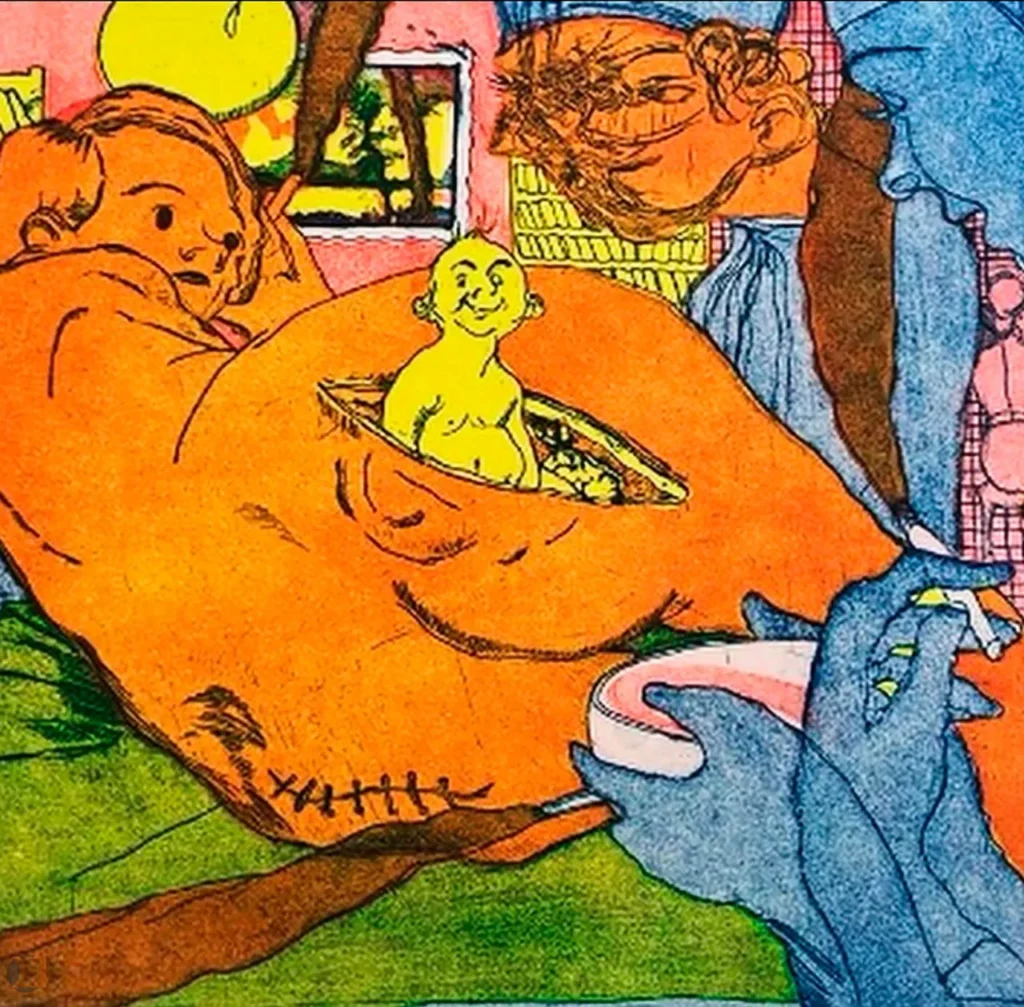 Figura naranja con incisión abdominal de la que emerge un bebé sonriente, rodeada de personajes surrealistas.