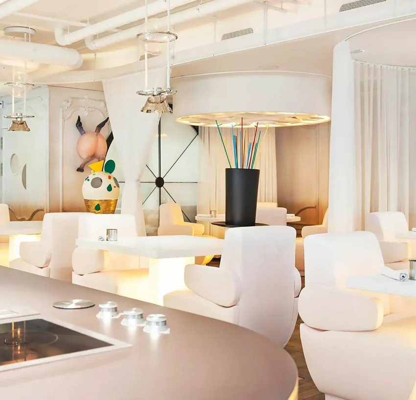 Interior del restaurante DiverXO con diseño contemporáneo y donde el chef David Muñoz muestra su menú Metamorfosis