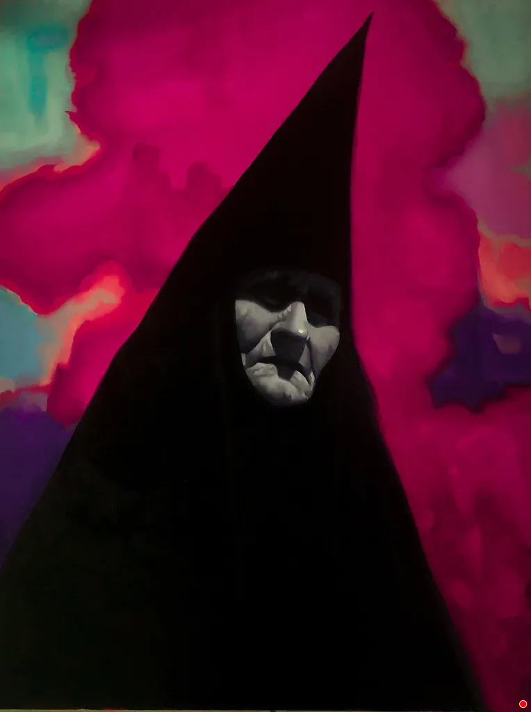 Figura con capucha negra puntiaguda y rostro envejecido sobre fondo de nubes magenta y púrpura