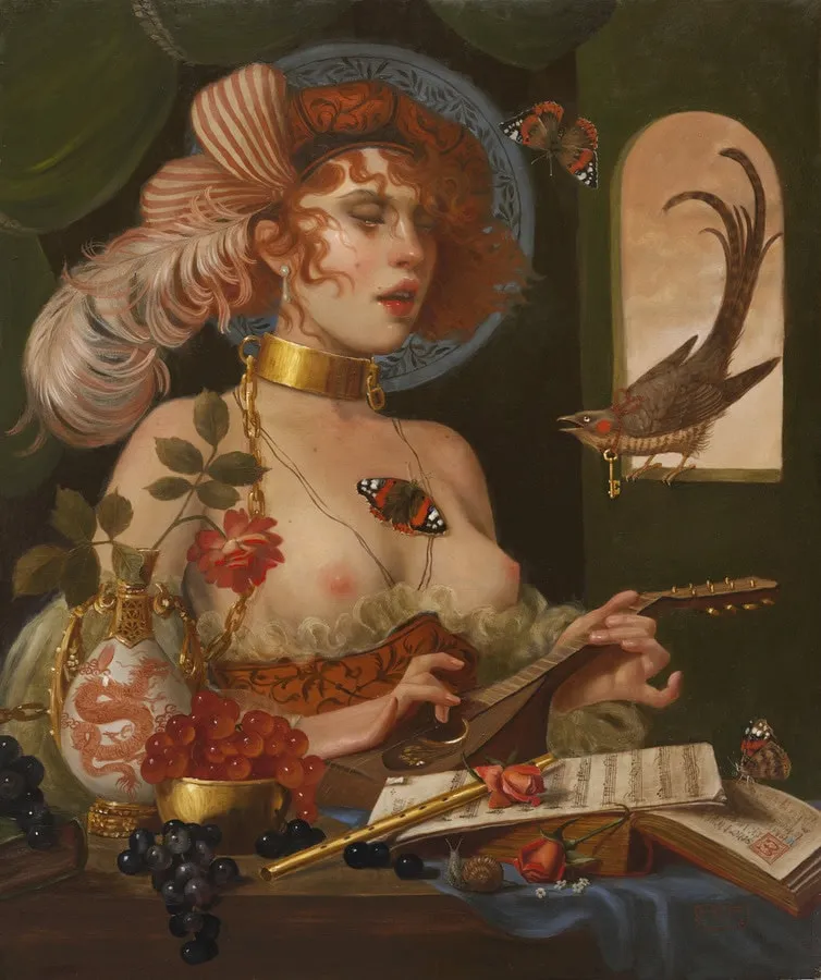 Mujer pelirroja con sombrero de plumas tocando un laúd, rodeada de símbolos naturales y musicales — obra de Hannah Flowers