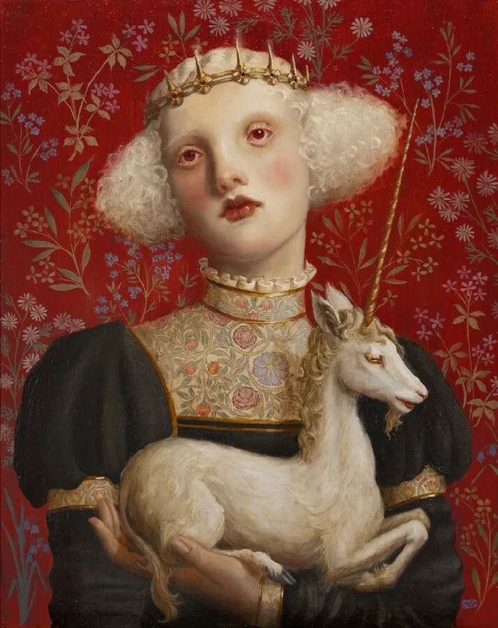 Figura regia con unicornio blanco sobre fondo floral rojo, obra de Hannah Flowers