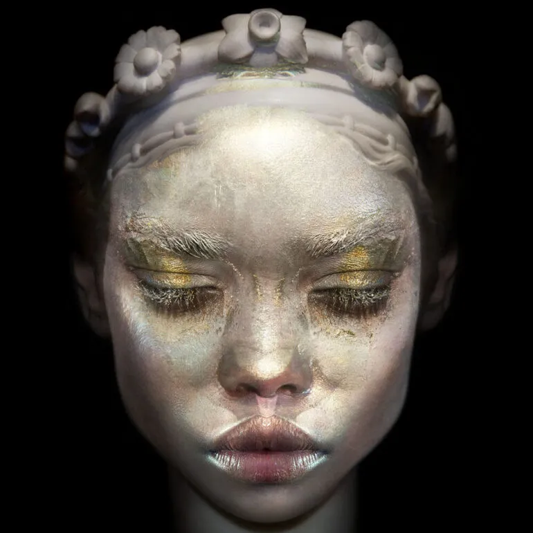 Retrato surrealista de rostro femenino con textura escultórica, adornos florales y acabados metálicos