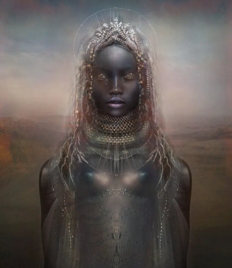 Figura femenina digital con corona luminosa, piel oscura, atuendo etéreo y fondo surrealista